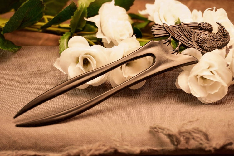 Raven Perched Hair Pin – Dark Elegance for Witchy Hair
